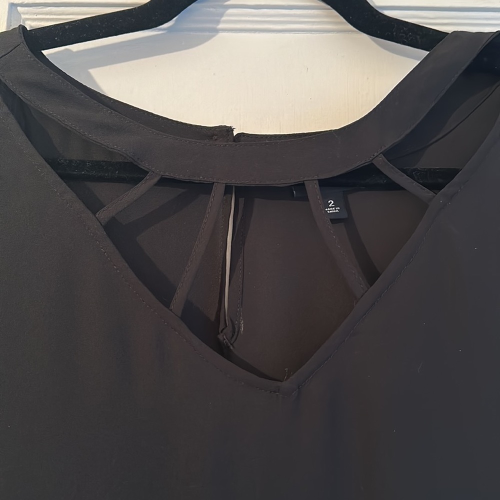 🎉 Torrid blouse with necklace cutout detail and button back